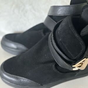 Discover the Aldo Sudue Black Boot, an essential addition to your footwear